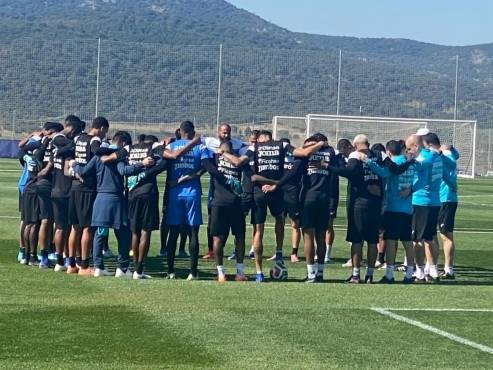 La Selección de Honduras reunida tras la charla del profesor José Francisco Molina. Foto: Mario Figueroa.