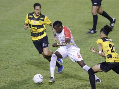 Jim Morrison y Carlos Mejía marcan a Carlos Bernárdez, futbolista de Real Sociedad. FOTOS: Mauricio Ayala | Neptalí Romero | Héctor Edú.