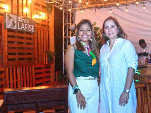Tania Lozano y Sandra Mata, ejecutivas de Banco LAFISE presentes en la noche de premiación de los ganadores del torneo de pesca.