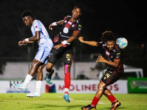 Jeffry Miranda disputando el balón ante la marca de Yeison Mosquera y Yasser Santos.
