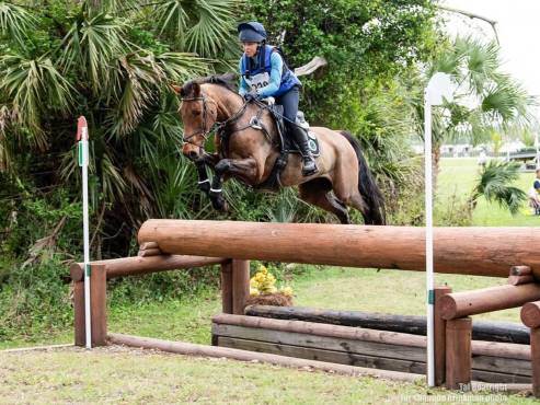 Lara participa en esta competencia conocida como el “triatlón ecuestre”, esta disciplina exige una preparación integral, alto nivel técnico y una conexión excepcional entre atleta y caballo.