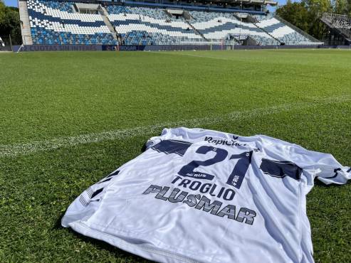 ¡Lo recibieron como un ídolo! El reconocimiento y homenaje a Pedro Troglio en su regreso a la casa del Gimnasia en La Plata