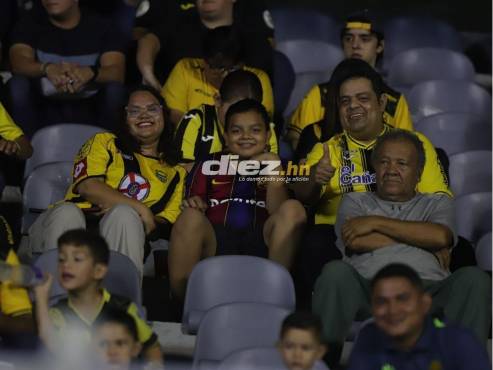 La afición aurinegra asistió al Estadio Morazán de San Pedro Sula. FOTOS: Mauricio Ayala | Neptalí Romero.