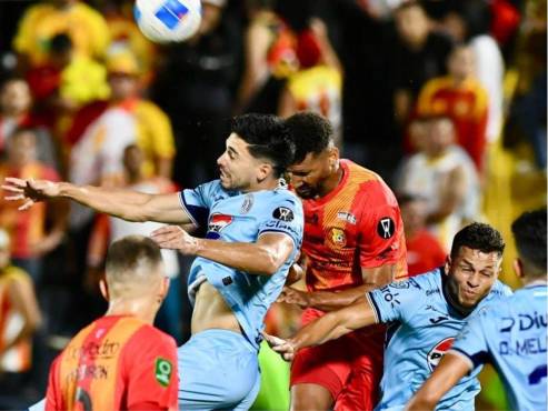 Sebastián Cardozo pelea la esférica con Marcel Hernández, delantero del Herediano. FOTO: DIARIO EXTRA | Costa Rica.