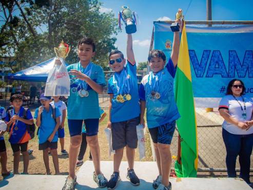 Los chicos demostraron una gran felicidad al ser premiados.