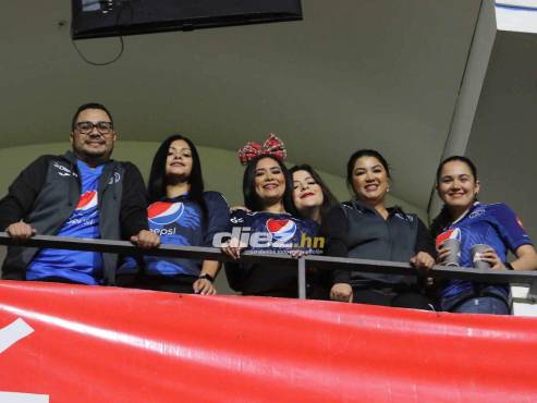 Los aficionados del Motagua dicen presente en el Nacional de Tegucigalpa. ¡Hermosa postal! FOTO: Alex Pérez.