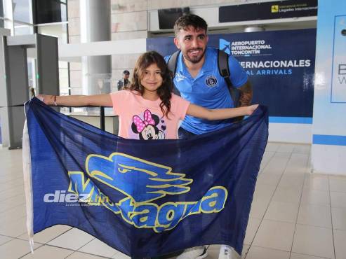 Esta carismática niña llegó al aeropuerto a recibir a los jugadores del Motagua.