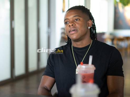 El futbolista hondureño está al 100% motivado para regresar a las canchas. Su lesión es cosa del pasado. FOTO. Mauricio Ayala.