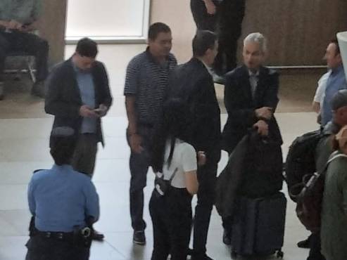 Reinaldo Rueda hace espera en el interior del aeropuerto de Comayagua.