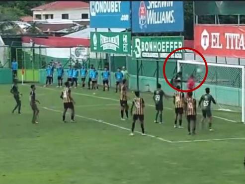 El balón se metió al arco del Real España desde la red exterior del travesaño del marco defendido por La Máquina.