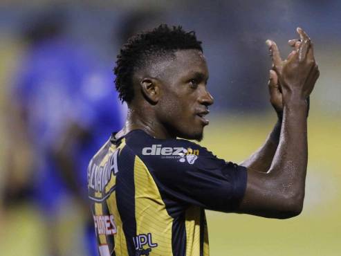 Franklin Flores agradece al público tras el tanto ante Victoria en el Olímpico. FOTO: Neptalí Romero.