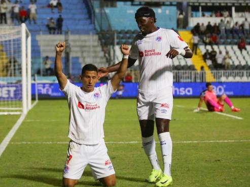 Olimpia, en un partido muy gris, derrota al Olancho FC que lo metió en aprietos; el león se sube al liderato