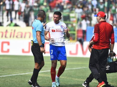 Jonathan Paz charla con Melvin Matamoros tras el golpe accidental. FOTOS: Mauricio Ayala | Neptalí Romero | Héctor Edú | Moisés Valenzuela.