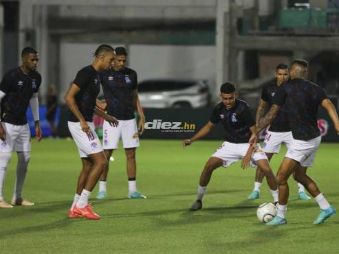El calentamiento de Olimpia en el estadio Nacional Chelato Uclés. FOTO: Emilio Flores.