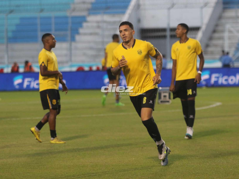 Óscar Raí Villa en el calentamiento del Real España en el Nacional de Tegucigalpa. FOTO: Alex Pérez.