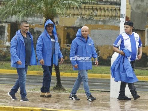 Los aficionados ya se encuentran viviendo la previa afuera del estadio Morazán para el Honduras - México.