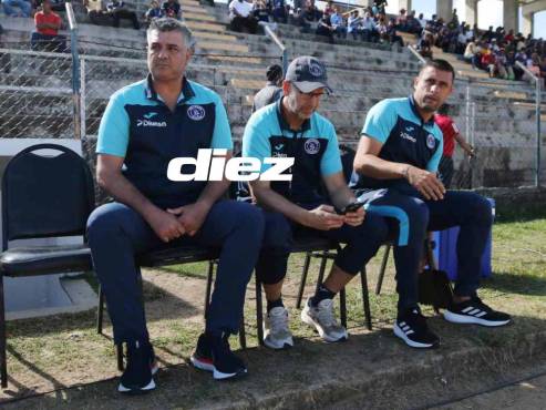 Diego Vázquez habilitado y dirigiendo su primer partido en el torneo Clausura.
