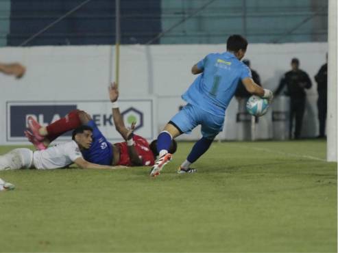 Así fue el tremendo salvadón del guardián del Platense Merlin Bonilla. FOTO: Neptalí Romero.