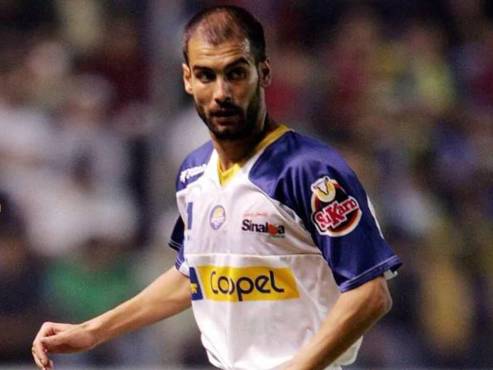 El 20 de diciembre de 2005 fichó por el Dorados de Sinaloa (de Culiacán, México),