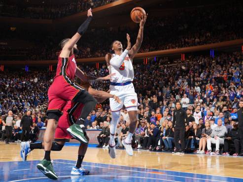 Los Miami Heat vencen en la cancha de Knicks y se adelantan en la serie de playoffs
