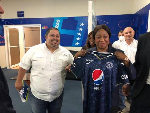 Así lució Samoura la camisa del actual campeón del fútbol hondureño, Motagua.