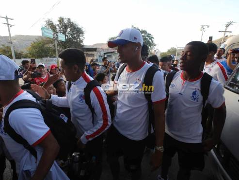 Los jugadores de Olimpia en su arribo al estadio Nacional Chelato Uclés. FOTO: David Romero.