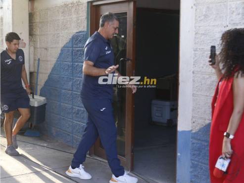 Diego Vázquez en su ingreso a los camerinos del estadio Olímpico de San Pedro Sula. FOTOS: Neptalí Romero | Yoseph Amaya.