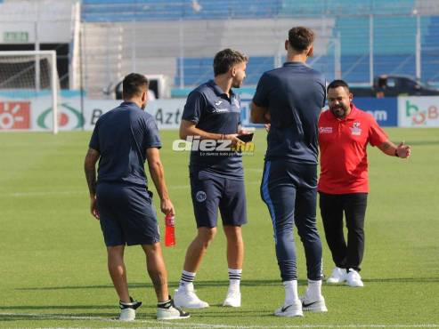 La cordialidad entre los jugadores del Motagua y el cuerpo técnico de Lobos UPNFM. FOTO: David Romero.