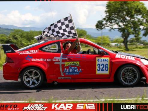 Hondureño destaca internacionalmente y gana primer lugar en carrera automovilística