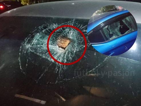 Así quedaron los vidrios de los carros de dos de los jugadores del Marathón. Captura: Fútbol y Pasión.