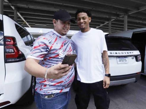 David Ruiz atiende a un aficionado en el aeropuerto de Palmerola.