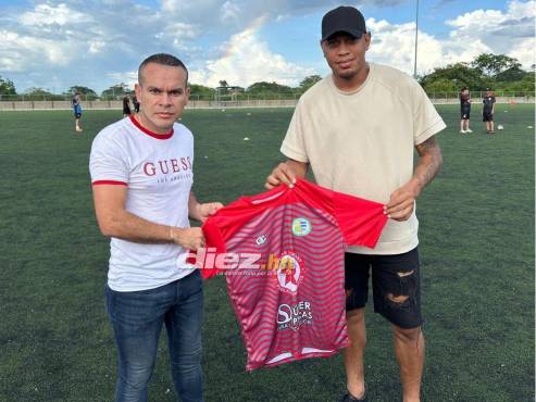 Denovan Torres fue presentado como nuevo refuerzo del Juticalpa FC.