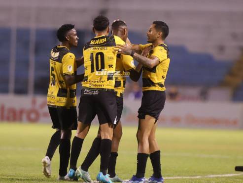 Así festejó Carlos Small el golazo ante Real Sociedad en el Olímpico Metropolitano. FOTOS: Mauricio Ayala | Neptalí Romero | Héctor Edú.