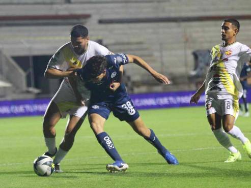 Motagua le asesta humillante derrota a un Génesis que mereció mejor suerte; los azules presionan arriba