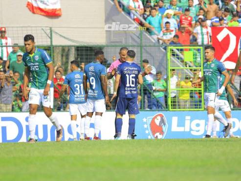 Hector Castellanos se quejó de una falta que no ameritaba tarjeta amarilla.