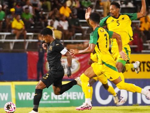 Choco Lozano en la escapada ante el error de Jamaica. Foto FFH.