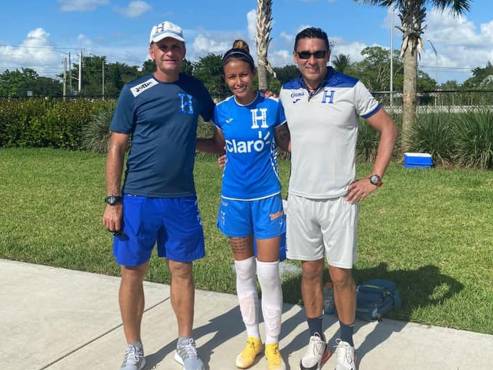 Bárbara junto a Daniel Uberti y Juan Carlos Tenorio, extécnico de Honduras.