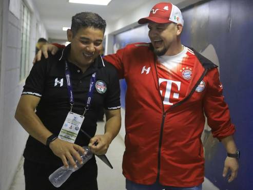 Jorge Pacheco el día que salvó la categoría del CD Choloma junto al técnico, Roberto Carlos El Chato Padilla. Foto Moisés Valenzuela
