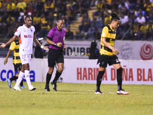 Jerry Bengtson le reclama al réferi Melvin Matamoros en el clásico. FOTOS: Neptalí Romero | Héctor Edú.