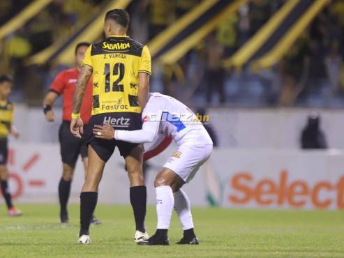 Carlos Sánchez marca a Jim Morrison en el Olímpico de SPS. FOTOS: Mauricio Ayala | Héctor Edú | Neptalí Romero.