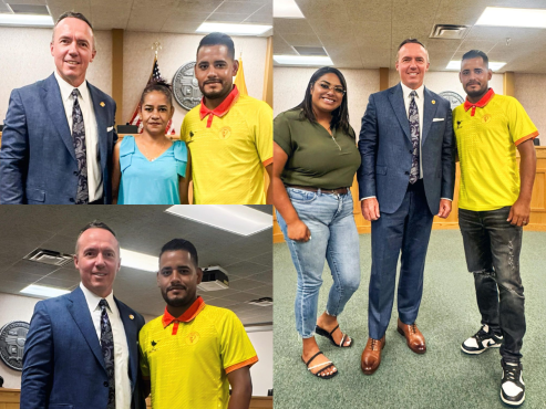 Mike Morris felicitó al hondureño Walter Valladares, organizador de la New México Cup.