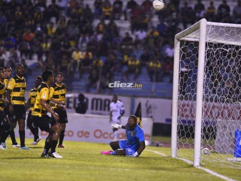 La trayectoria del balón en el golazo olímpico de Edwin Rodríguez en el marco de Buba López. FOTOS: Neptalí Romero | Héctor Edú.