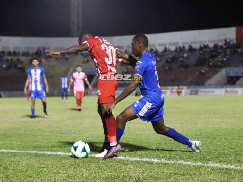 Solani Solano conduce el balón ante la marca de Norlan Félix, jugador del Victoria. FOTO: Esaú Ocampo.