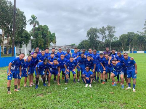 Plantilla del Victoria en su último día de entrenamiento.