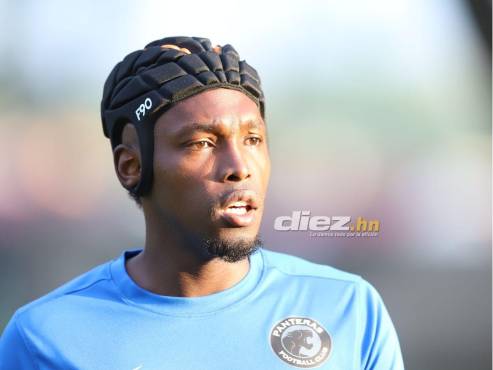 Alberth Elis y su casco especial con el que está trabajando en los entrenos de Panteras FC. FOTO: Mauricio Ayala.