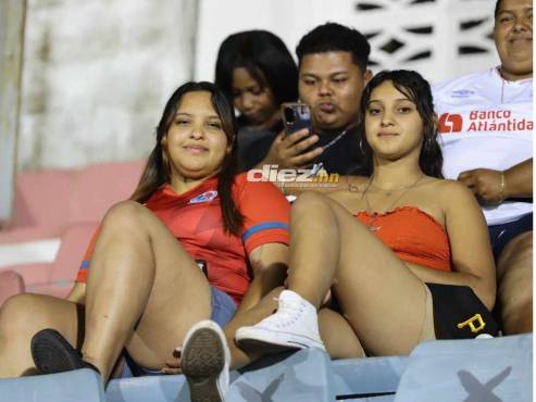 La hermosas chicas ceibeñas se hicieron presente al estadio más importante de “La Novia de Honduras”. FOTO: Esaú Ocampo.