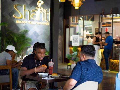 Quayé July disfrutando de una semita china en Shanti Cup. FOTO. Mauricio Ayala.