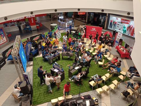El torneo reunió a una gran cantidad de jugadores, y el público que visitó el centro comercial también se vio atraído por la competencia.