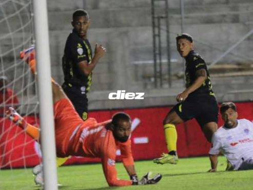 El zurdazo letal de Bryan Moya al arco de Olimpia en el inicio del segundo tiempo. FOTOS: ALEX PÉREZ | DAVID ROMERO.