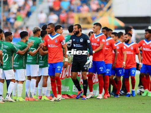 El saludo entre los jugadores de Olimpia y Marathón. FOTOS: Yoseph Amaya | Edwin Romero | Mauricio Ayala.